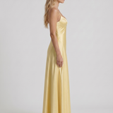 Vestido largo de satén de línea A con escote de pico Adelaide - Amarillo limón