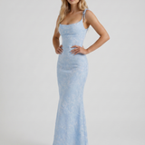 Vestido largo ceñido de satén texturizado con cuello drapeado Aria - Azul