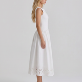 Vestido midi con ojetes y cuello barco Delfina - Blanco