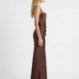 Vestido largo de satén fruncido palabra de honor Elara - Marrón