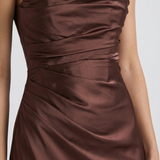 Vestido largo de satén fruncido palabra de honor Elara - Marrón